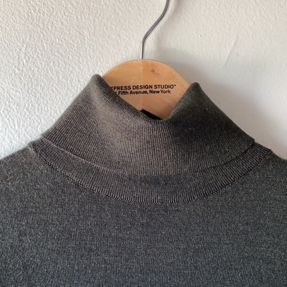 H&M dark green turtleneck sweater